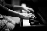 CÁC TƯ THẾ ĐÁNH ĐÀN VÀ CHỨNG TÊ LIỆT CONG KHI CHƠI PIANO