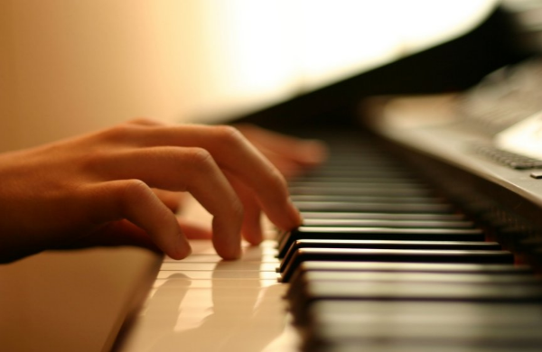 Thư giãn khi chơi đàn piano